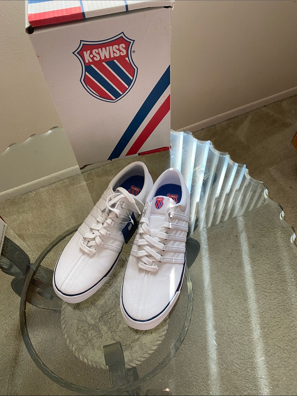K-Swiss White canvas
Sneakers with Navy Accents for women